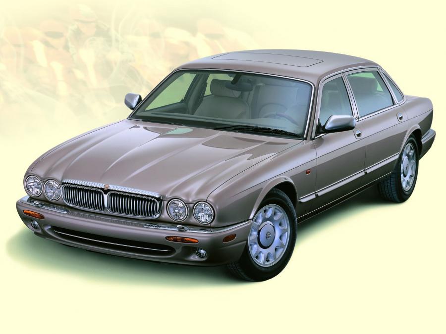  Daimler Super V8 1998 года  (фото 5 из 15)